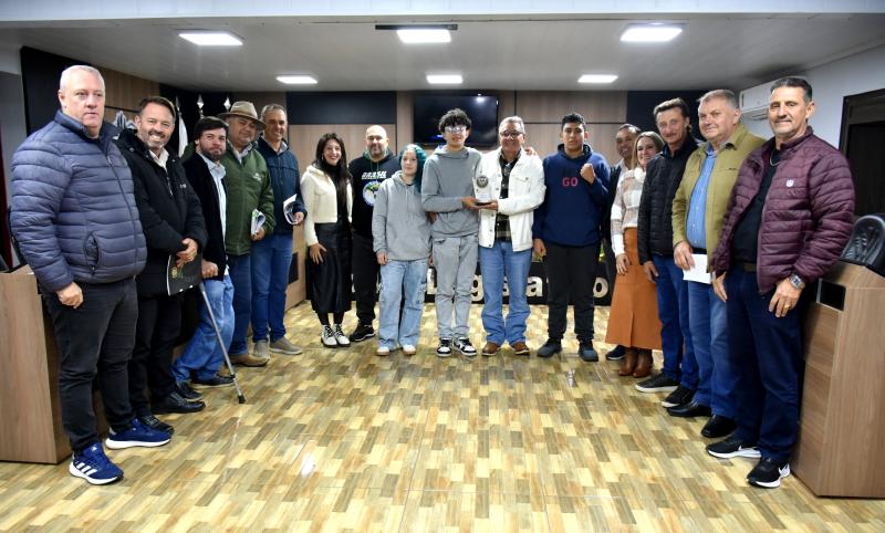 Câmara recebe atletas da KGB Artes Marciais por conquistas no Brasileiro de Kickboxing